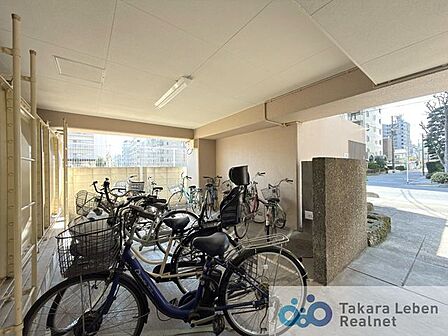 悪天候時も守られる屋根付き駐輪場