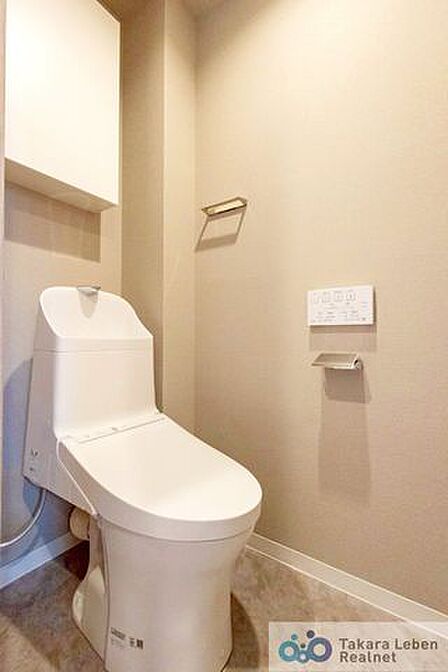 ウォシュレット機能付きのトイレは壁掛けリモコンの上位グレードを採用。便座がスッキリした印象となり、限られた空間を広く見せる効果があります。