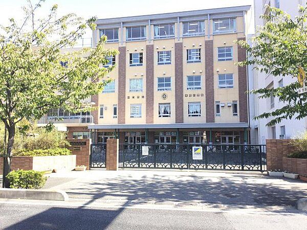 川口市立本町小学校 徒歩9分。 700m