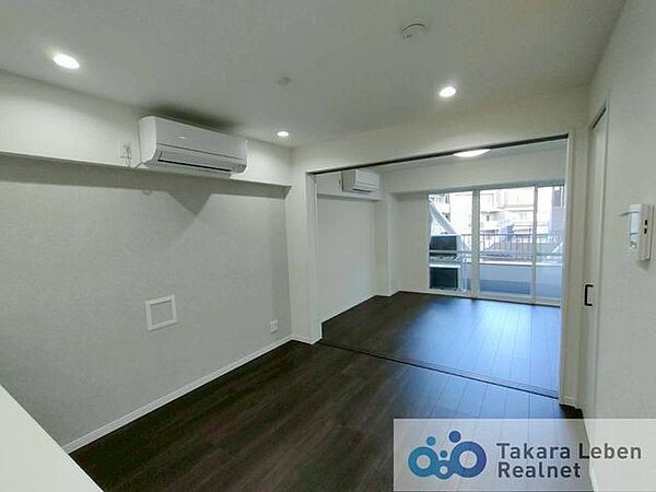 約8.5帖のLDK。全居室エアコン付きです。間仕切りを開放すればより広々とした住空間に◎