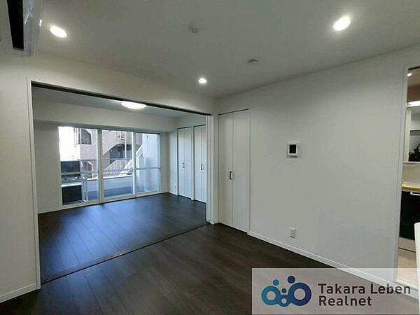 約8.5帖のLDK。全居室エアコン付きです。間仕切りを開放すればより広々とした住空間に◎