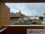 遮る建物なく見晴らしの良い眺望です。室内にも爽やかな風と心地の良い日差しが差し込みます。
