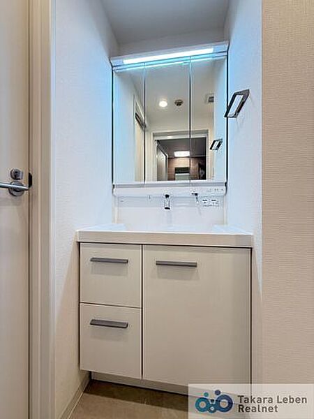 洗面室は朝を快適にさせてくれる大切な空間です。バタバタしている忙しい朝でも収納が多い洗面台では短時間で効率良く支度ができます。