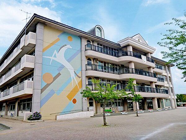 越谷市立出羽小学校 徒歩5分。 400m