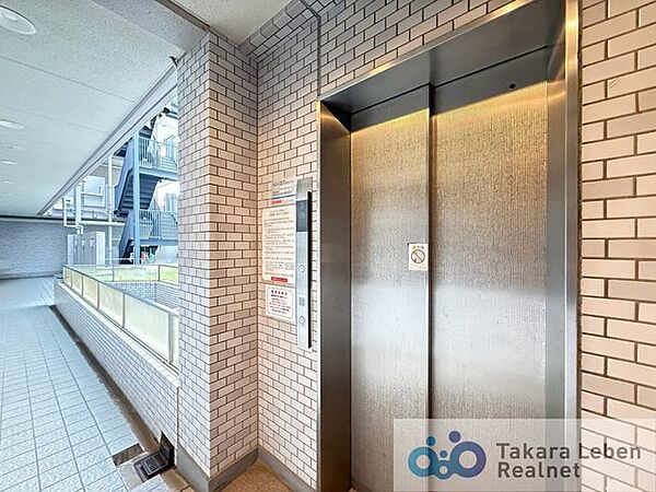 お買い物でたくさんの荷物を持っている時や、仕事でクタクタに疲れている時など、階段で1段ずつ上がるのは大変。そんな時にも便利なエレベーター付きの物件です。