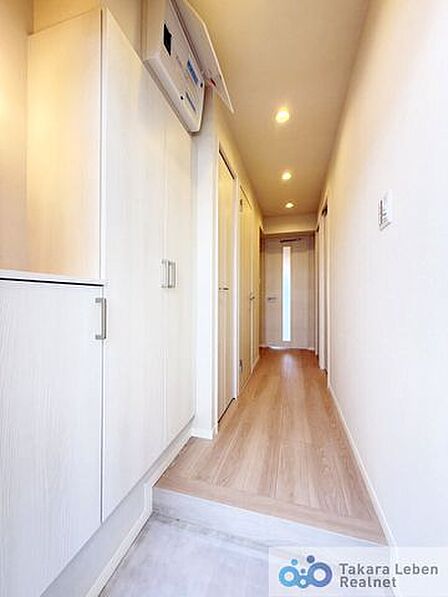 シンプルで使いやすい玄関は、住まい全体をすっきりと見せてくれます。日々の暮らしに自然と馴染む空間です。