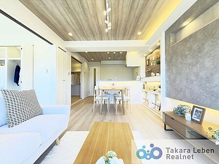 家族が自然と集まる、明るく開放感のあるリビング空間。大きな窓から差し込む陽光が室内をやさしく包み込み、毎日の暮らしに心地よい安らぎを与えてくれます。
