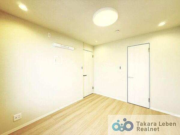 洋室約6.0帖。主寝室としても使いやすい広さを確保。家具配置もしやすく、毎日の生活リズムを整えてくれる空間です。