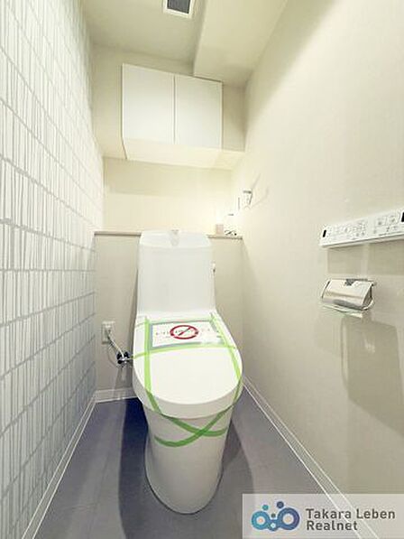 ウォシュレット機能付きのトイレは壁掛けリモコンの上位グレードを採用。便座がスッキリした印象となり、限られた空間を広く見せる効果があります。