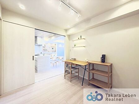 洋室約4.5帖。シンプルで使いやすい洋室は、寝室や書斎など多目的に活用可能。家具配置もしやすく、自分らしい空間づくりを楽しめます。