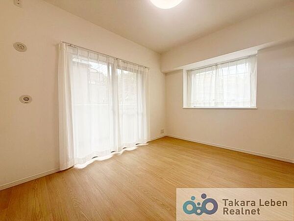 2面採光となっており収納もございます。用途を選ばず使いやすい洋室となっております。