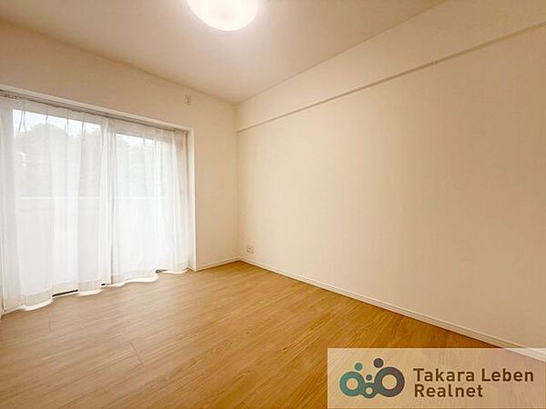 2面採光となっており収納もございます。用途を選ばず使いやすい洋室となっております。