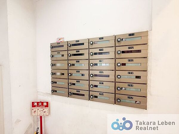 メールボックスコーナー。共用部が清潔に保たれていると、マンション全体の品格が上がりますね。