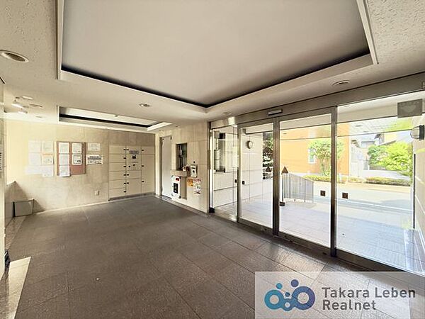 エントランスは品格を高めてくれるよう、温かみを残しながらもスタイリッシュで高級感を感じさせる空間になっております。