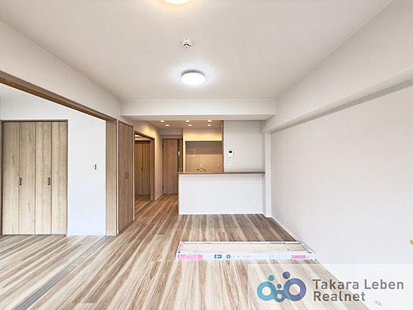 家族が集まる場所だからこそ、採光と通風を確保した心地よいリビングとなっております。自然と家族皆が揃い、笑顔が溢れる場となりそうです。