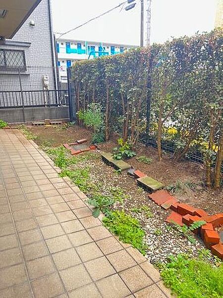 1階住戸ならではの専用庭をご用意。陽だまりの空間へと繋がります。趣味のガーデニングや家庭菜園も楽しめそう。