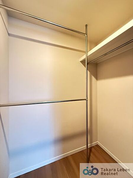 季節ごとの衣類を収納できるウォークインクローゼット。