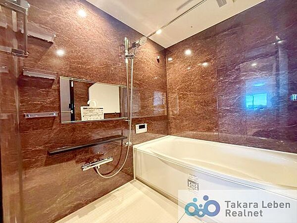 ゆったり湯船に浸かりたい人も、ササっとシャワーで済ませたい人も。住まわれる方、皆が心地よくお過ごしいただけるバスルームです。