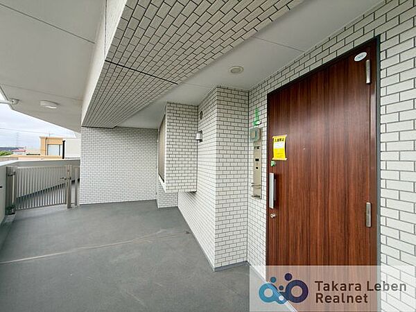 シンプルな玄関は、インテリアを選ばず、すっきりとした印象。毎日の外出・帰宅をスムーズに迎えられます。