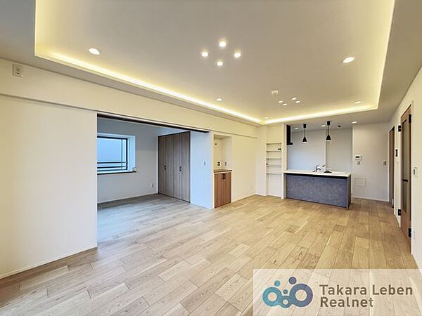キッチンからリビング全体を見渡すことができます。各居室では独立性を保ちながらも、リビングでは家族が一緒に寛げる空間に。お子様が成長した後も、大切な時間をお過ごしいただけますね。