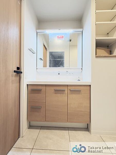 収納力と使いやすさを兼ね備えた洗面脱衣所。生活感が出やすい場所でも、すっきりとした印象を保てます。