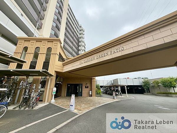 落ち着いた色合いでまとめられたエントランス。住まいの第一印象として、安心感のある空間が広がります。