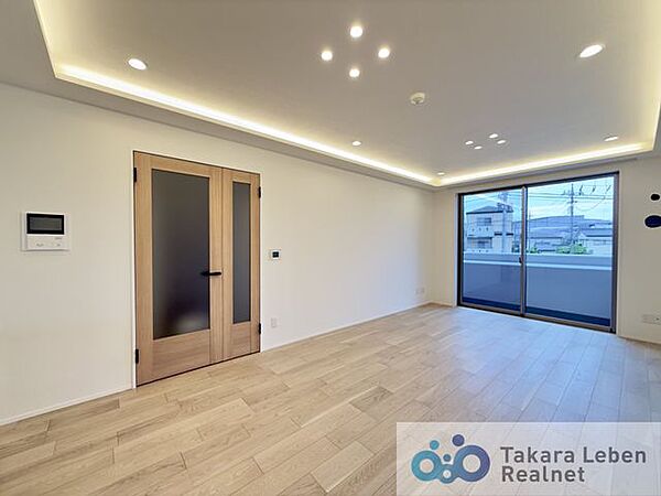 家族が集まる場所だからこそ、採光と通風を確保した心地よいリビングとなっております。自然と家族皆が揃い、笑顔が溢れる場となりそうです。