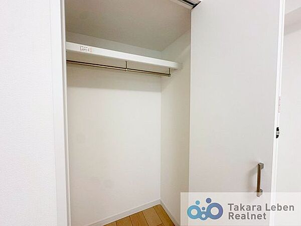 クローゼット内部はハンガーパイプの他、上部には棚もございますので衣類だけでなくバッグや季節物の収納もできますね