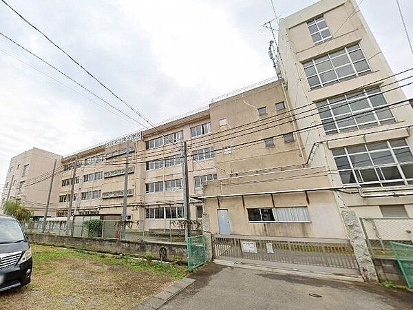 越谷市立南中学校 徒歩33分。 2630m