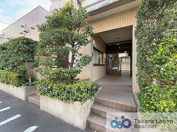 マンションエントランスです。落ち着いた温かみのある色調で、住む人をやさしく迎えてくれます。