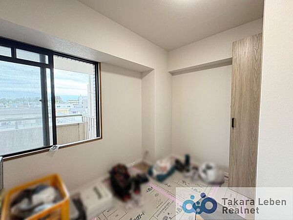 落ち着いた色合いでまとめられた洋室は、くつろぎの時間を過ごす居室としておすすめ。自分だけの空間を演出できます。