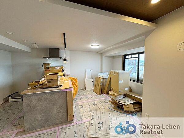 家族が集まる場所だからこそ、採光と通風を確保した心地よいリビングとなっております。自然と家族皆が揃い、笑顔が溢れる場となりそうです。