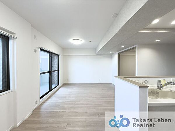 キッチンからリビング全体を見渡すことができます。各居室では独立性を保ちながらも、リビングでは家族が一緒に寛げる空間に。お子様が成長した後も、大切な時間をお過ごしいただけますね。