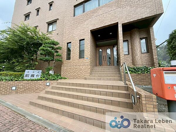 マンションエントランスです。落ち着いた温かみのある色調で、住む人をやさしく迎えてくれます。