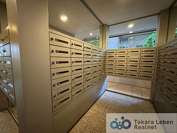 メールボックスコーナーも綺麗に整えられております。共用部分が清潔に保たれていると、マンション全体の品格が上がりますね。