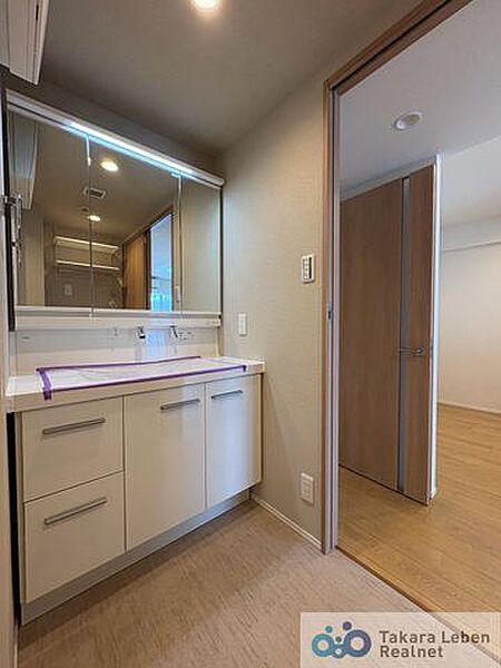 洗面室は朝を快適にさせてくれる大切な空間です。バタバタしている忙しい朝でも収納が多い洗面台では短時間で効率良く支度ができます。