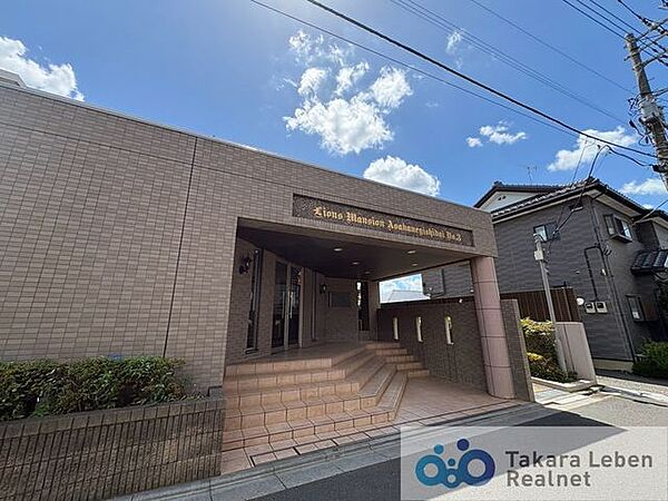 マンションエントランスです。落ち着いた温かみのある色調で、住む人をやさしく迎えてくれます。