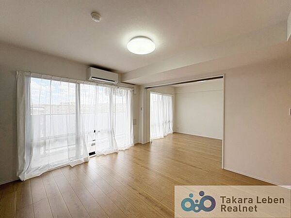 家族が集まる場所だからこそ、採光と通風を確保した心地よいリビングとなっております。自然と家族皆が揃い、笑顔が溢れる場となりそうです。