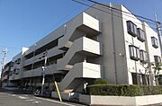 柔らかな印象で、周囲の街並みと調和する、シンプルで優しいデザインの外観です。