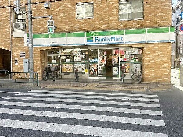 ファミリーマート桜台駅前店 徒歩4分。 250m