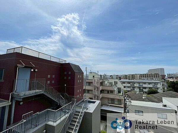 遮る建物なく見晴らしの良い眺望です。室内にも爽やかな風と心地の良い日差しが差し込みます。