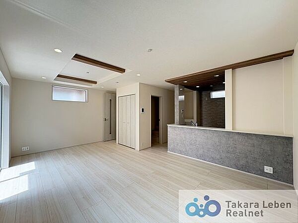 キッチンからリビング全体を見渡すことができます。各居室では独立性を保ちながらも、リビングでは家族が一緒に寛げる空間に。お子様が成長した後も、大切な時間をお過ごしいただけますね。