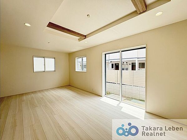 家族が集まる場所だからこそ、採光と通風を確保した心地よいリビングとなっております。自然と家族皆が揃い、笑顔が溢れる場となりそうです。