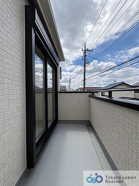 爽やかな風が吹き、採光にも恵まれてますので思わずお部屋の外へ出たくなる、そんなバルコニーです。心地良さに包まれ、日々の暮らしをより鮮やかに彩ります。