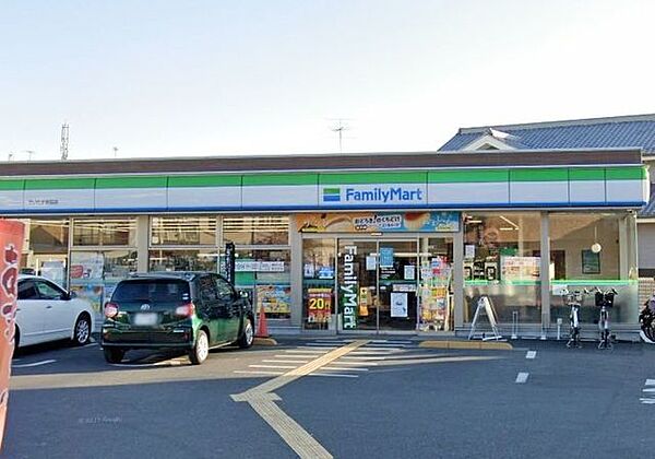 ファミリーマートさいたま神田店 徒歩3分。 210m