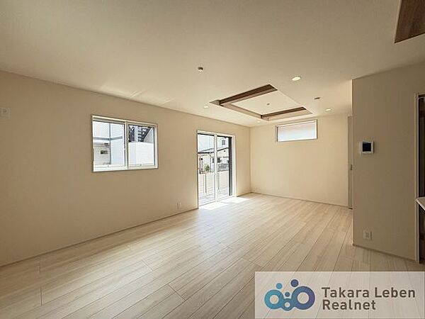 家族が集まる場所だからこそ、採光と通風を確保した心地よいリビングとなっております。自然と家族皆が揃い、笑顔が溢れる場となりそうです。