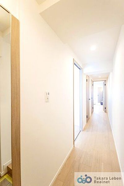 ナチュラルカラーの室内廊下、明るく開放感のある空間を演出します。