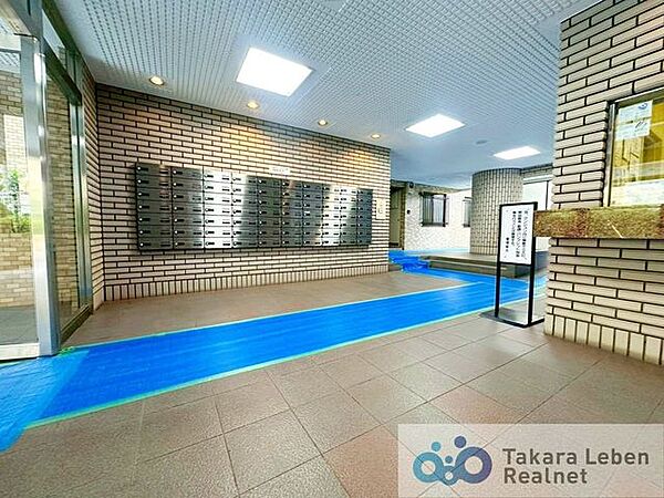 マンションエントランスです。落ち着いた温かみのある色調で、住む人をやさしく迎えてくれます。
