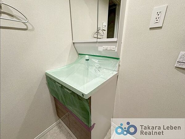 洗面室は朝を快適にさせてくれる大切な空間です。バタバタしている忙しい朝でも収納が多い洗面台では短時間で効率良く支度ができます。