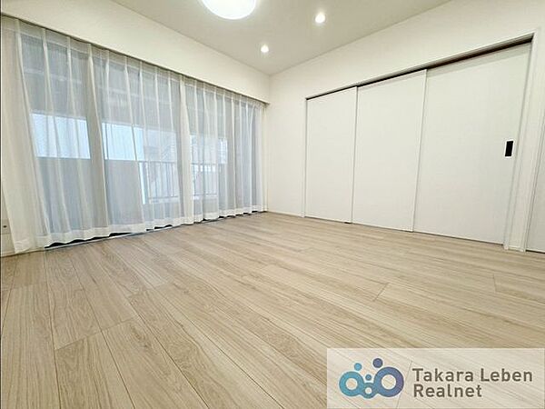 家族が集まる場所だからこそ、採光と通風を確保した心地よいリビングとなっております。自然と家族皆が揃い、笑顔が溢れる場となりそうです。